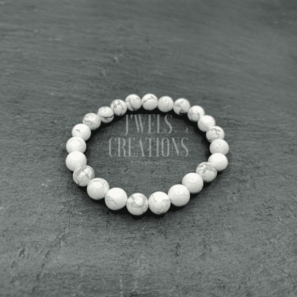 ref000068 - Howlite